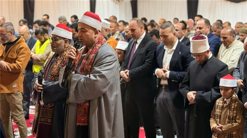 بحضور وزير الأوقاف ومحافظ المنيا.. طه النعماني يؤم المصلين في العشاء والتراويح