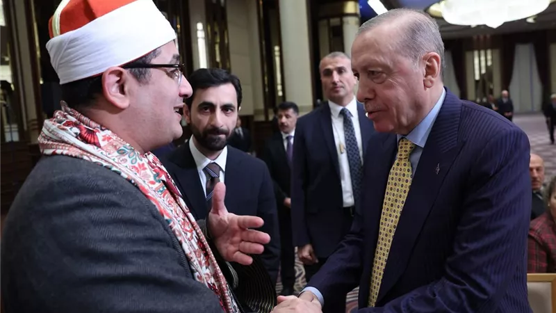 بساعة من توقيعه ونسخة من مصحف مصر.. أردوغان يستقبل محمود الشحات أنور
