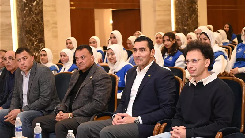 وزير الشباب والرياضة يتفقد المعسكر الدولي للشباب 