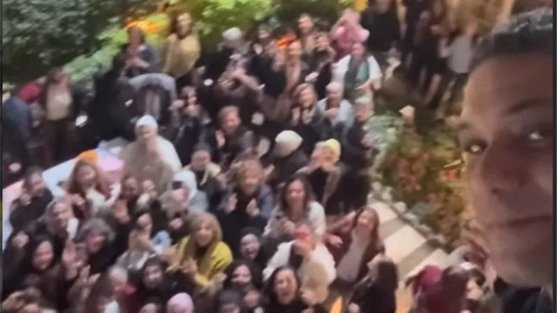 آسر ياسين يشارك لحظات مبهجة من إفطار والدته: «أحلى احتفال بالنجاح والحب»