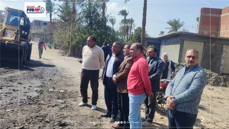 السكرتير المساعد للفيوم يتابع أعمال تطهير المجرى المائي بعزبة علي عبد العال