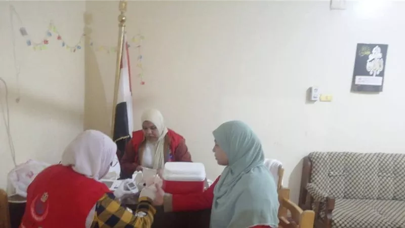 فرق المبادرات.. فحص وتوعية المواطنين بالقافلة العلاجية في السويس