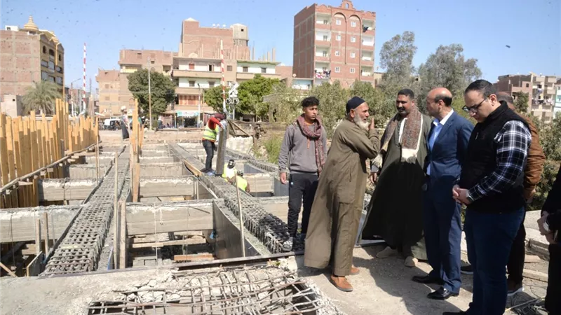 محافظ أسيوط يواصل جولاته الميدانية لمتابعة تنفيذ كوبري الحواتكة بمنفلوط 