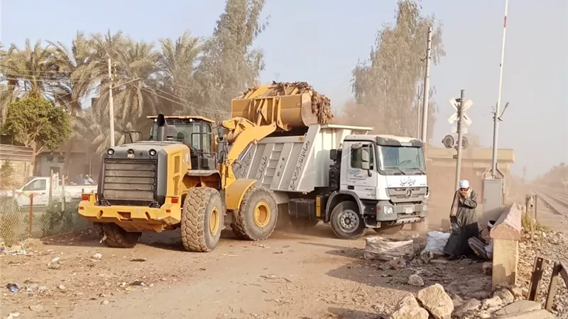 محافظ أسيوط: رفع نحو 500 طن مخلفات بمناطق المندرة والحواتكة والجاولي بمنفلوط 