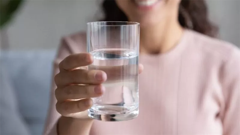 شرب الماء بكثرة.. هل يحمل خطرا خفيا على صحة الكلى؟ 