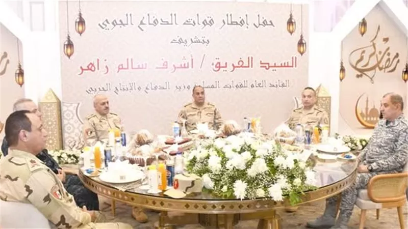 وزير الدفاع والإنتاج الحربي يلتقي مقاتلي قوات الدفاع الجوي ويشاركهم الإفطار