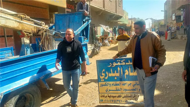  أسيوط: حملات مكثفة لإزالة الإعلانات المخالفة وتعظيم الاستفادة من موارد الدولة