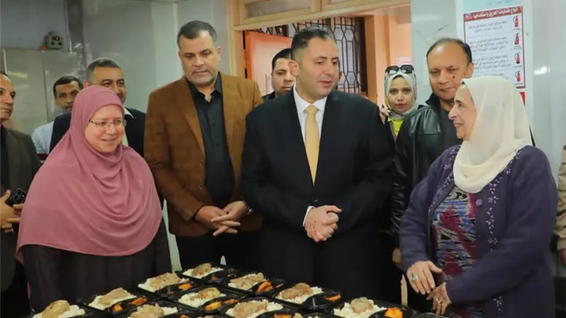 محافظ دمياط يتفقد مطبخ المصرية بإيد بناتها في رأس البر الفندقية
