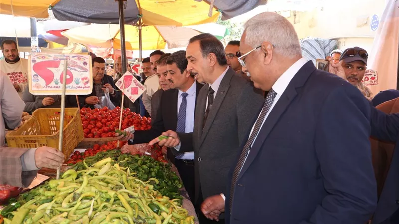 خلال جولة ميدانية بحي شرق.. محافظ سوهاج يتفقد عددا من الأسواق 