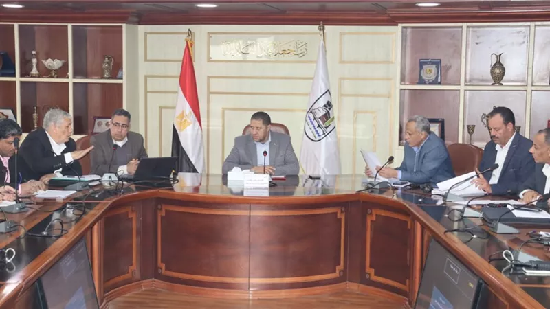 سكرتير عام بني سويف يناقش تنفيذ الخطة الاستثمارية وملفات التقنين والتصالح