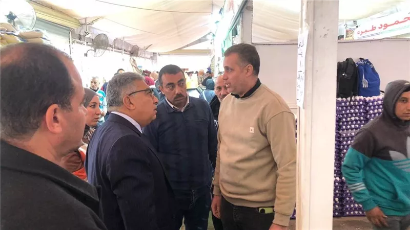 محافظ الدقهلية يتفقد معارض المحافظة الدائمة للتاكد من اعلان الاسعار 