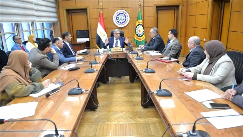 محافظ الدقهلية يعقد اجتماعًا مع القيادات التنفيذية لتشديد الرقابة على الاسواق