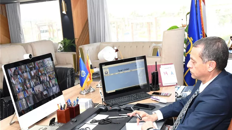 عبر الفيديو كونفراس محافظ أسوان يشارك في اجتماع مجلس المحافظين 