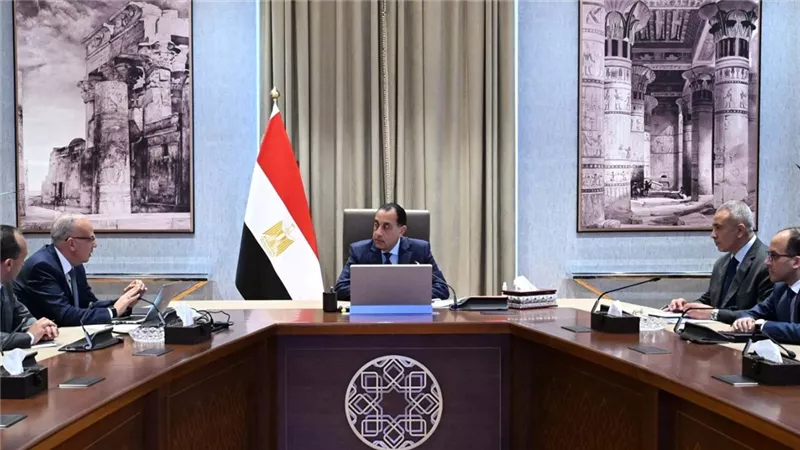 رئيس الوزراء يستعرض مع وزير الري مستجدات عددٍ من مشروعات الوزارة