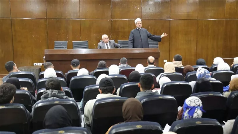 الأزهر يوضح لطلاب جامعة العاصمة طرق حماية الوعي والشباب من التشويه الفكري