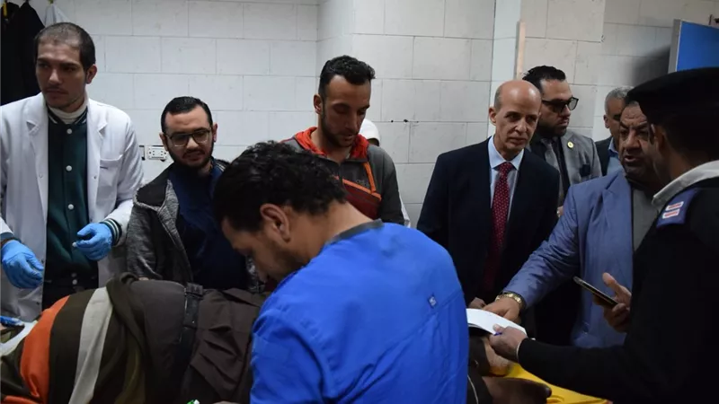 قيادات جامعة بنى سويف يطمئنان على مصابي حادث الطريق الشرقي القديم