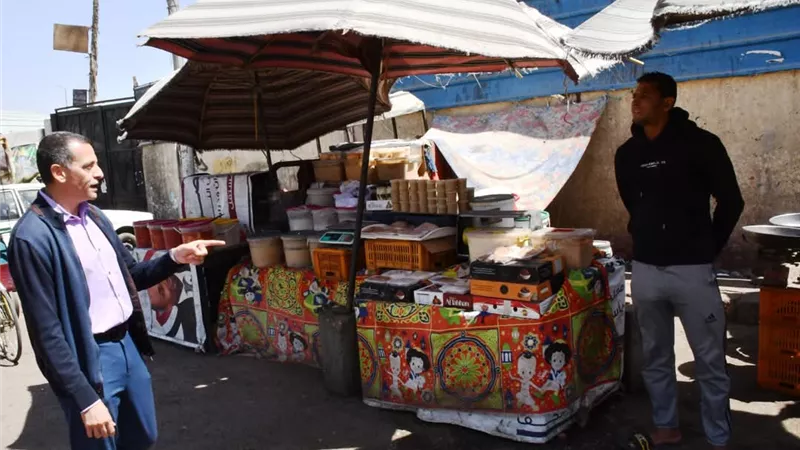 محافظ أسوان يواصل جولاته الميدانية المفاجئة داخل المناطق والأحياء السكنية