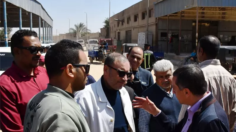 محافظ أسوان يوجه بتعديل مسار الحركة وإنشاء ميدان أمام مزلقان السيل القديم 