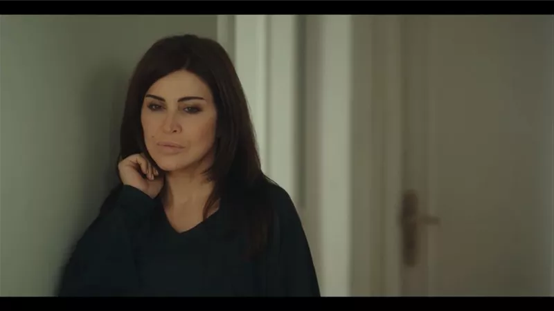 مسلسل اللون الأزرق الحلقة ٤.. جومانا مراد تتعرض لضغوط في عملها بسبب نجلها