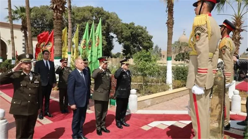 محافظ القاهرة يضع إكليلًا من الزهور على مقابر شهداء المنطقة العسكرية 