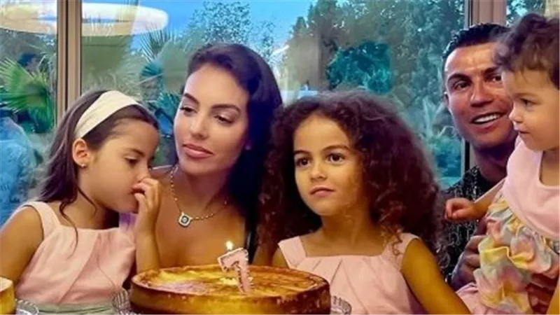 أنا ممتن لكن كل يوم.. كريستيانو رونالدو يحتفل باليوم العالمي للمرأة
