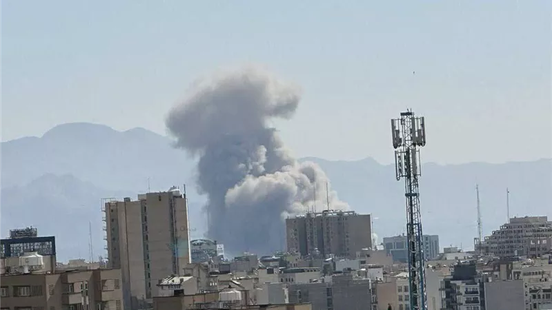 مقتل شخصين إثر سقوط صاروخ إيراني وسط إسرائيل في تل أبيب