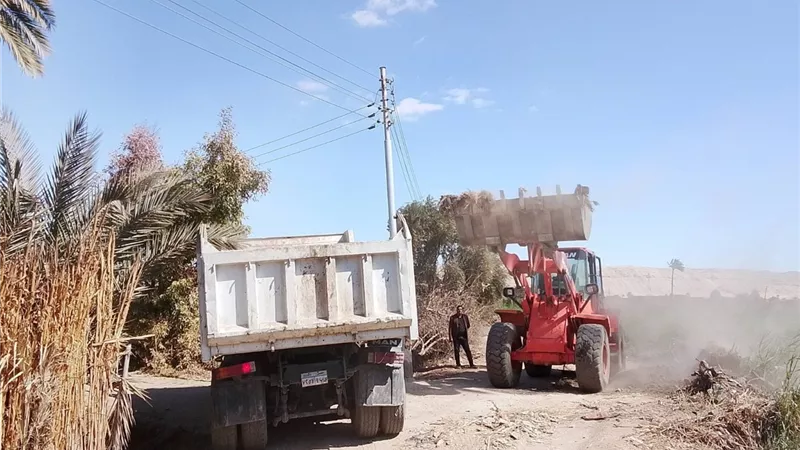 رفع 1200 طن مخلفات من نواتج تطهير الترع والمصارف بساحل سليم