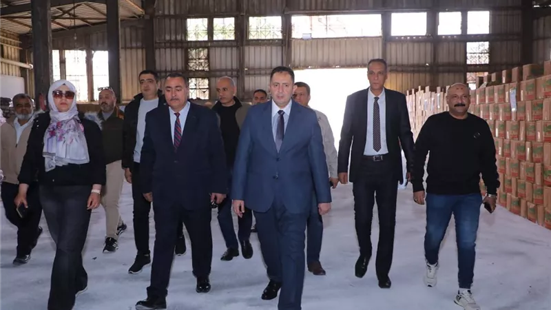 محافظ دمياط يتفقد فرع الشركة العامة لتجارة الجملة بكفر سعد لمتابعة السلع