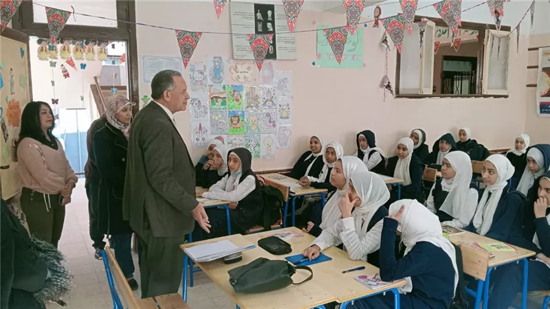مدير تعليم أسيوط يتفقد مدارس بنى مر بالفتح ويجرى اختبار للطلاب 