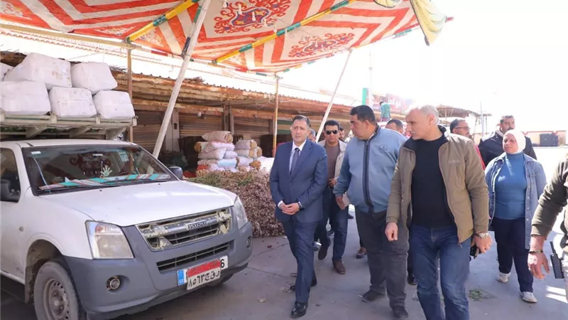 محافظ دمياط يتابع ميدانيا منظومة العمل بسوق الجملة بشطا
