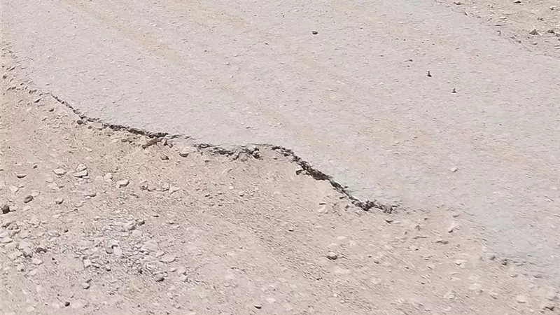 أزمة مواصلات بخط «القرية ـ شارع» في حي الجناين بالسويس وشكاوى من حالة الطريق 