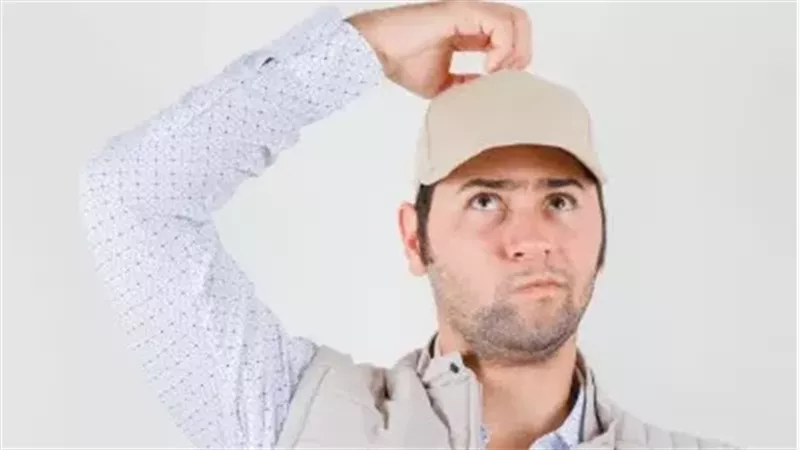 هل ارتداء القبعات يسبب تساقط الشعر؟ دحض الخرافات الشائعة