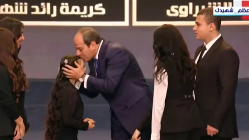 لفتة إنسانية.. الرئيس السيسي يقبل جبين طفلة من أسر الشهداء ومصابي الحرب