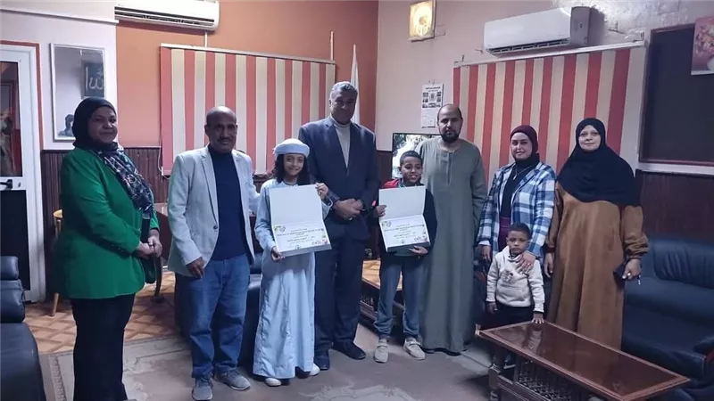 رئيس مركز قوص يُكرم طفلين من 