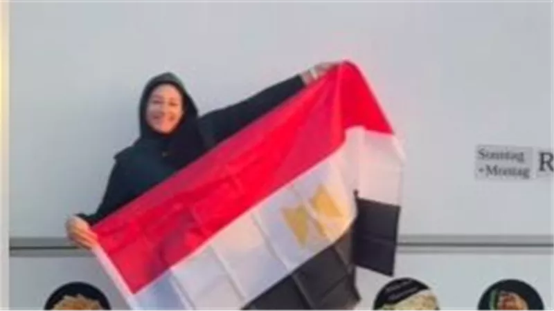من المطبخ المصري إلى شوارع ألمانيا.. سيدة تبيع سندوتشات الطعمية وتلفت الأنظار