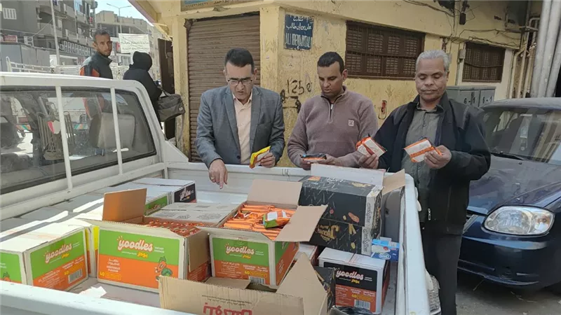 تموين الأقصر يضبط كميات كبيرة من مواد غذائية منتهية الصلاحية بالقرنة 