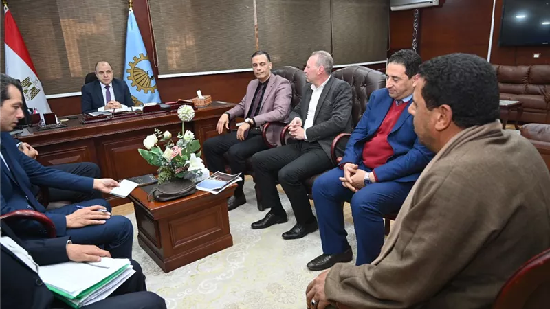 محافظ الغربية يفتح مكتبه للمواطنين ويحوّل الشكاوى إلى حلول فورية