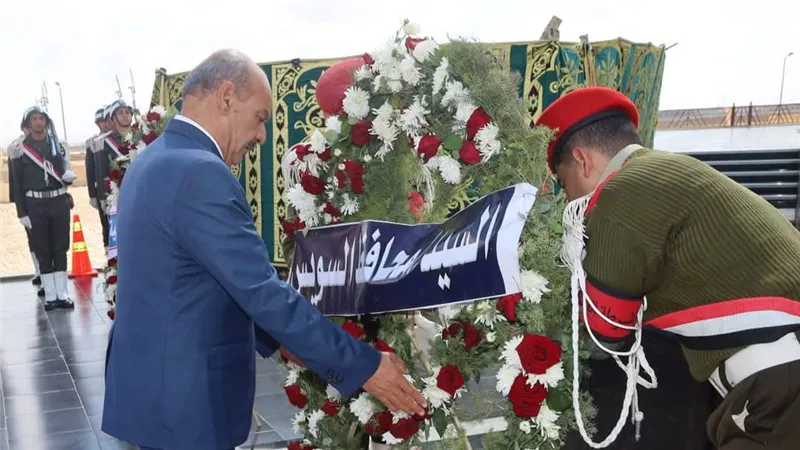 محافظ السويس وقائد الجيش الثالث يضعان أكاليل الزهور احتفالاً بيوم الشهيد