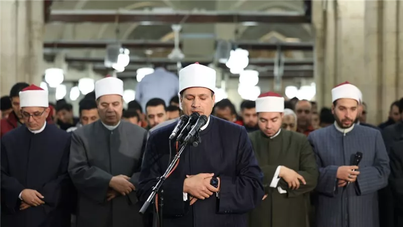 برواية حفص.. آلاف المصلين يؤدون صلاتي العشاء والتراويح بالجامع الأزهر