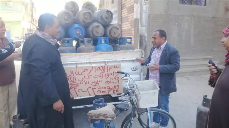 رئيس مدينة قنا يتابع توافر وتوزيع اسطوانات البوتاجاز علي الجميع |صور 