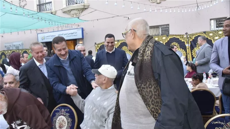 محافظ بورسعيد يشارك الأطفال الأيتام والمسنين الإفطار الرمضاني