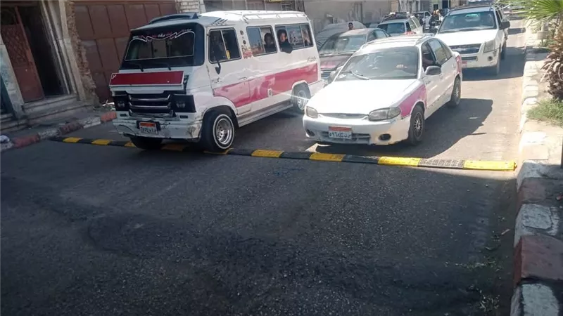 للتخفيف من الحوادث..أعمال تركيب مطبات على مستوى مدينة قنا |صور