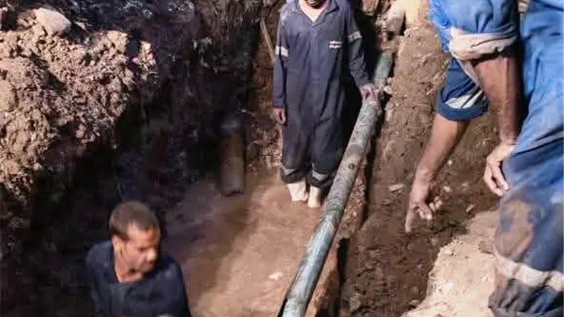 إعادة ضخ المياه بمنطقة الكرور في أسوان بعد إصلاح كسر بالخط العمومي 