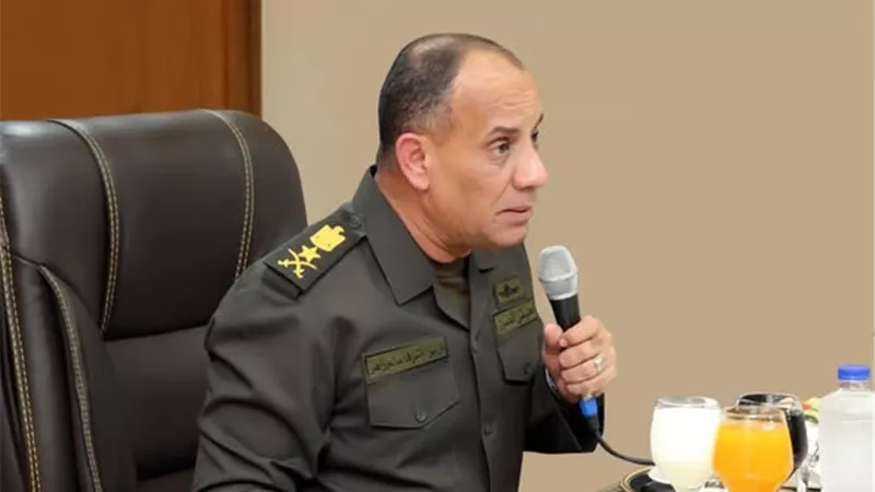 وزير الدفاع يلتقى عدداً من قادة الوحدات بالجيشين الثاني والثالث الميدانيين