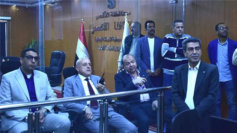 محافظ الأقصر يتابع تطبيق تعريفة السرفيس الجديدة من مركز سيطرة الشبكة الوطنية 