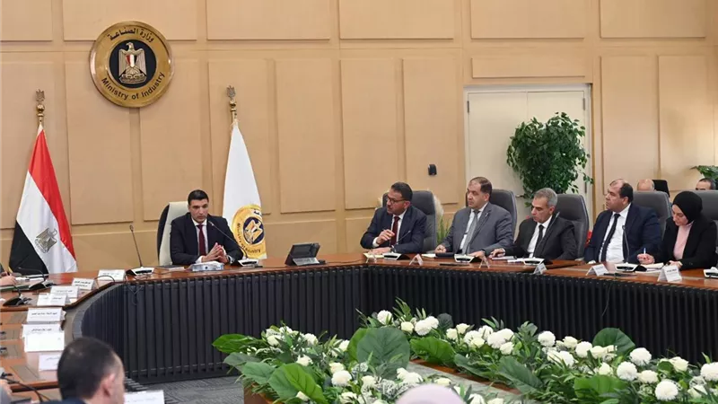 وزير الصناعة يعلن ملامح الاستراتيجية الجديدة لتمكين القطاع الخاص
