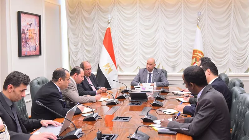 وزير العمل يبحث مع الجامعة البريطانية إنشاء منظومة لتأهيل الشباب للعمل بالخارج