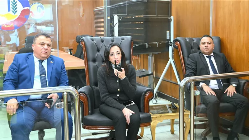 من داخل غرفة التحكم والسيطرة  محافظ البحيرة تتابع على مدار الساعة انتظام العمل
