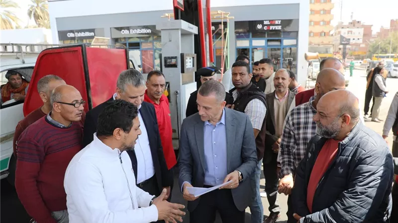  بعد تحريك أسعار الوقود.. محافظ أسوان في جولة تفقدية بالمحطات ومواقف السيرفيس 