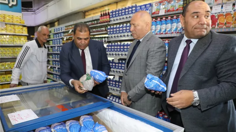 جولات رقابية لمحافظ القاهرة على الأسواق والمخابز بعد تعديل أسعار الوقود